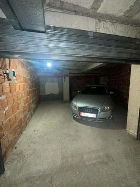 Durres, shes garazh 1+1 , 25 m² (Shitet Garazh • Kati -1 • Akses me rrugen • 25 m2 • Mundesi parkimi 2 makinave • Pallati Sportit)