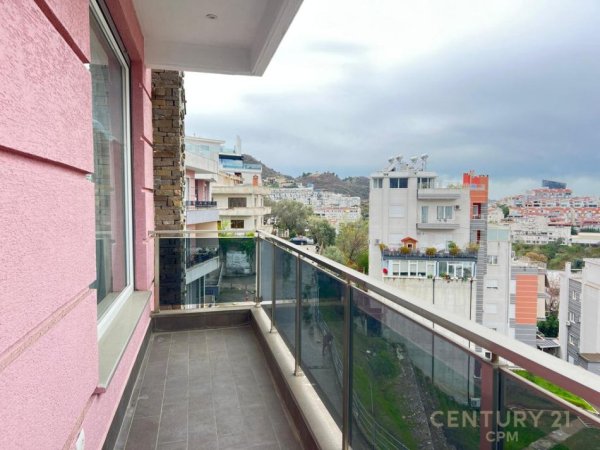 Tirane, jepet me qera apartament 3+1+Aneks+Ballkon Kati 3, 145 m² 1.100 € (Kopshti Botanik)