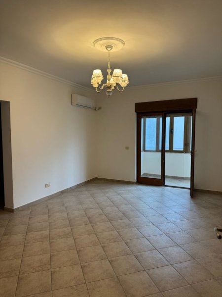Tirane, jepet me qera apartament 2+1+Ballkon Kati 2, 130 m² 700 € (rruga Qemal Stafa)