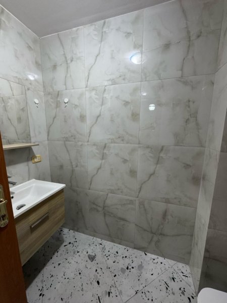 Tirane, jepet me qera apartament 2+1+Ballkon Kati 2, 130 m² 700 € (rruga Qemal Stafa)