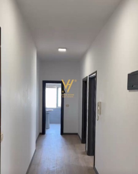Tirane, jepet me qera zyre Kati 5, 90 m² 700 € (KOMUNA E PARISIT)