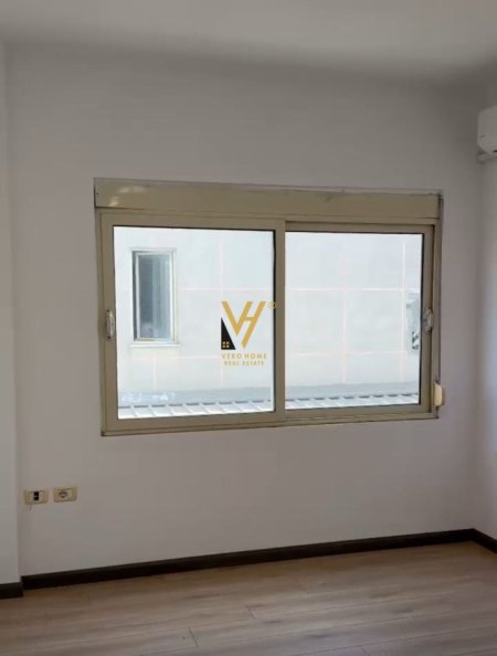Tirane, jepet me qera zyre Kati 5, 90 m² 700 € (KOMUNA E PARISIT)
