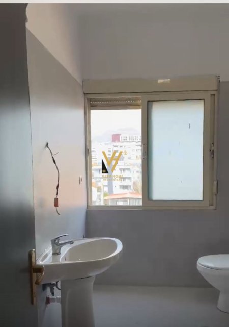 Tirane, jepet me qera zyre Kati 5, 90 m² 700 € (KOMUNA E PARISIT)