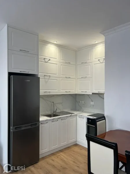 Tirane, jepet me qera apartament 1+1+Ballkon Kati 5, 80 m² 400 € (rruga Muhamed Deliu)