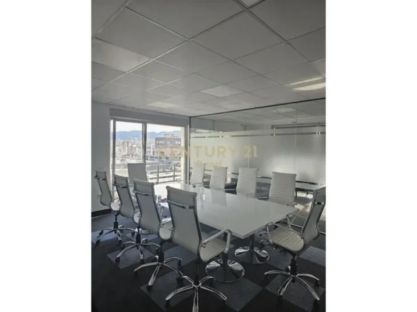 Tirane, jepet me qera zyre Kati 6, 224 m² 3.150 € (BLLOKU)