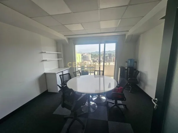 Tirane, jepet me qera zyre Kati 6, 224 m² 3.150 € (BLLOKU)