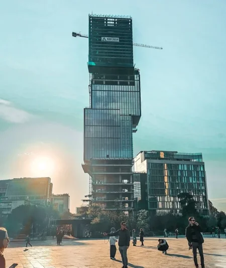 Tirane, jepet me qera ambjent biznesi Kati 1, 746 m² (SYRI I TIRANËS, EYE OF TIRANA)
