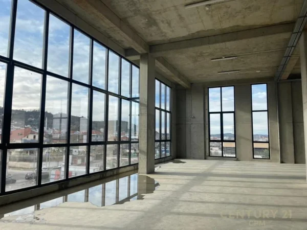 Tirane, shes ambjent biznesi Kati 3, 4.612 m² (Mezez)