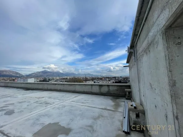 Tirane, shes ambjent biznesi Kati 3, 4.612 m² (Mezez)