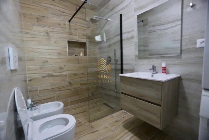 Tirane, jepet me qera apartament 1+1+Ballkon Kati 4, 55 m² 550 € (Rruga Karl Gega)