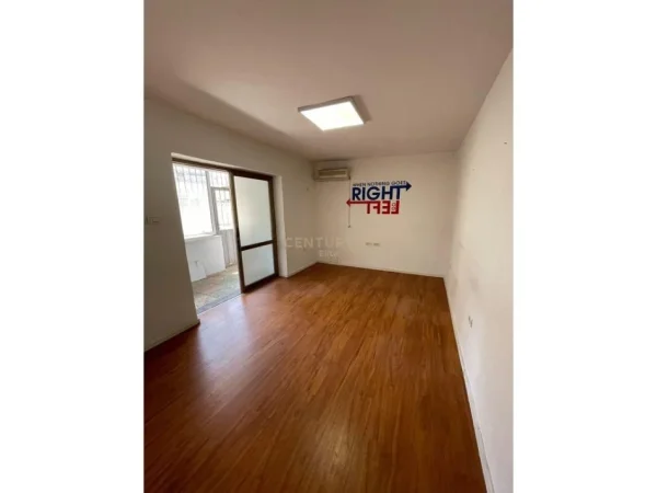 Tirane, jepet me qera ambjent biznesi Kati 1, 96 m² 1.200 € (Myslym Shyri)