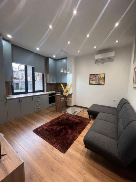 Tirane, jepet me qera apartament 1+1+Ballkon Kati 1, 60 m² 600 € (QENDER)