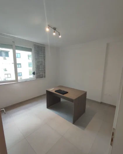 Tirane, jepet me qera zyre Kati 4, 80 m² 650 € (MYSLYM SHYRI)