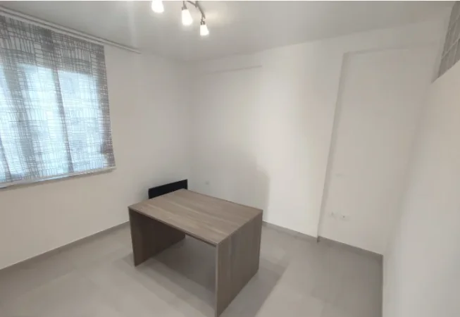 Tirane, jepet me qera zyre Kati 4, 80 m² 650 € (MYSLYM SHYRI)