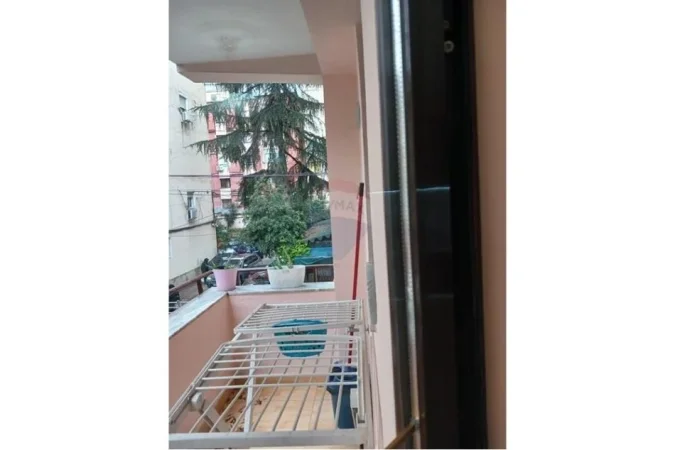 Tirane, jepet me qera apartament 2+1+Ballkon Kati 2, 112 m² 600 € (Ministria e Jashtme)