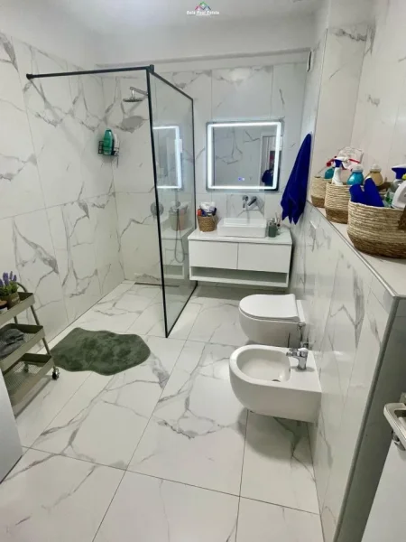 Tirane, shes apartament 2+1 Kati 1, 105 m² 210.000 € (ali demi)