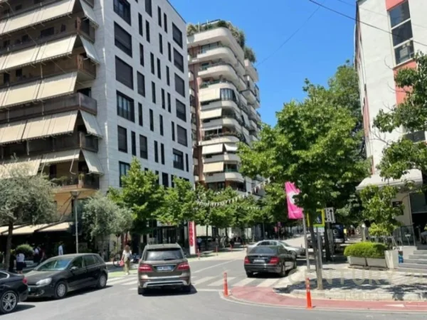 Tirane, jepet me qera ambjent biznesi Kati 0, 55 m² 1.000 € (Garda)