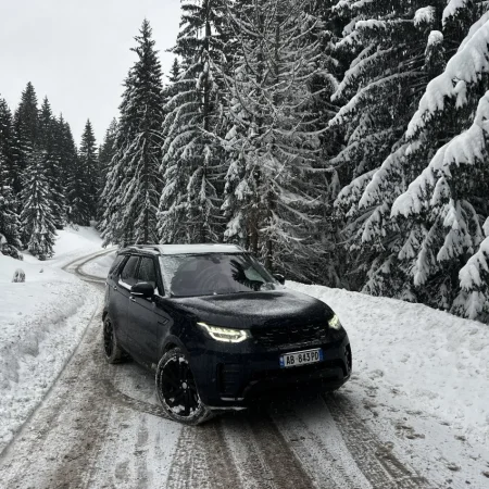 Tirane, shitet SUV | Xhip Land Rover Discovery5 Benzin, blu e errët automatik Klima 110.000 km 28.000 €