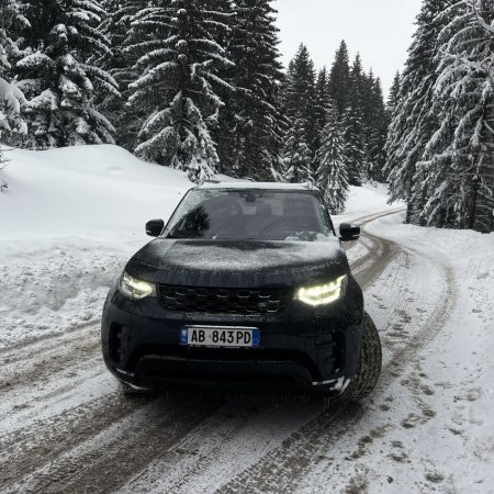 Tirane, shitet SUV | Xhip Land Rover Discovery5 Benzin, blu e errët automatik Klima 110.000 km 28.000 €