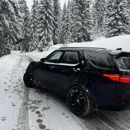 Tirane, shitet SUV | Xhip Land Rover Discovery5 Benzin, blu e errët automatik Klima 110.000 km 28.000 €