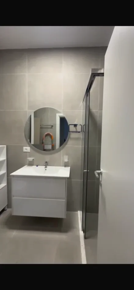 Tirane, jepet me qera apartament 2+1+2 + Aneks + Ballkon Kati 7, 117 m² 1.000 € (Shyqyri Ishmi - klinika Gliozheni)