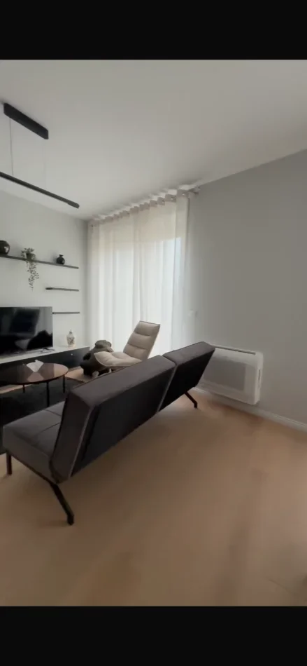 Tirane, jepet me qera apartament 2+1+2 + Aneks + Ballkon Kati 7, 117 m² 1.000 € (Shyqyri Ishmi - klinika Gliozheni)