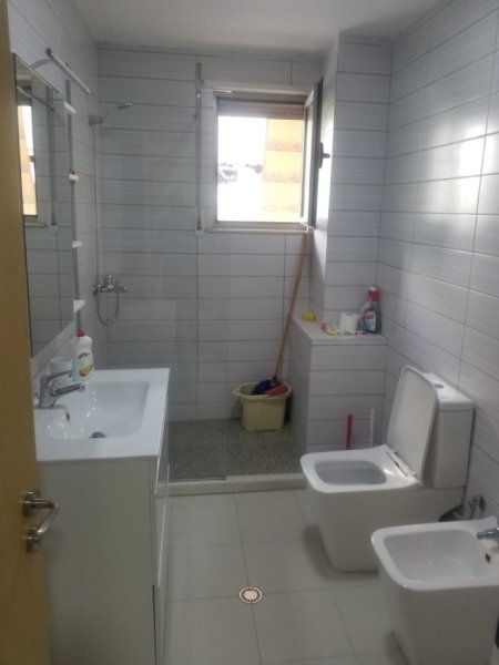 Tirane, jepet me qera apartament 1+1+Ballkon Kati 3, 65 m² 550 € (Liqeni i Thate)