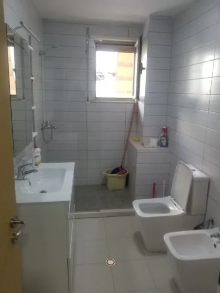 Tirane, jepet me qera apartament 1+1+Ballkon Kati 3, 65 m² 550 € (Liqeni i Thate)