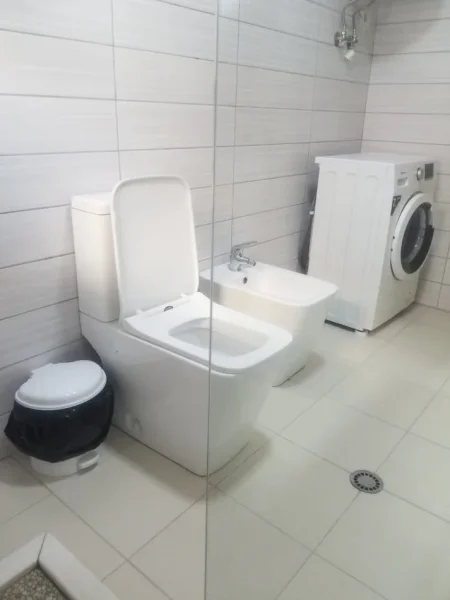 Tirane, jepet me qera apartament 1+1+Ballkon Kati 3, 65 m² 550 € (Liqeni i Thate)
