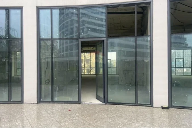 Tirane, jepet me qera dyqan Kati 0, 129 m² 4.000 € (Rruga Kristo Luarasi)