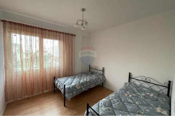 Tirane, jepet me qera apartament 2+1+Ballkon Kati 1, 85 m² 500 € 