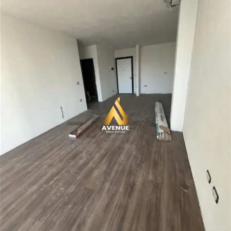 Tirane, shitet apartament 1+1+Ballkon Kati 3, 81 m² 135.000 € (garden turdiu)