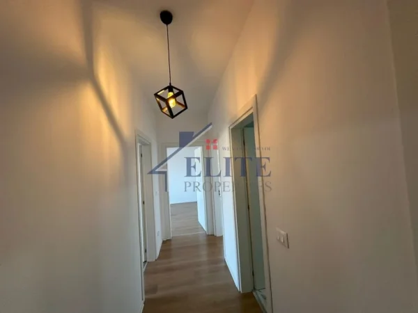 Tirane, shitet apartament 3+1+Ballkon Kati 20, 159 m² 437.250 € (Rruga e Kavajes)