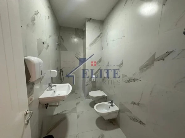 Tirane, shitet apartament 3+1+Ballkon Kati 20, 159 m² 437.250 € (Rruga e Kavajes)