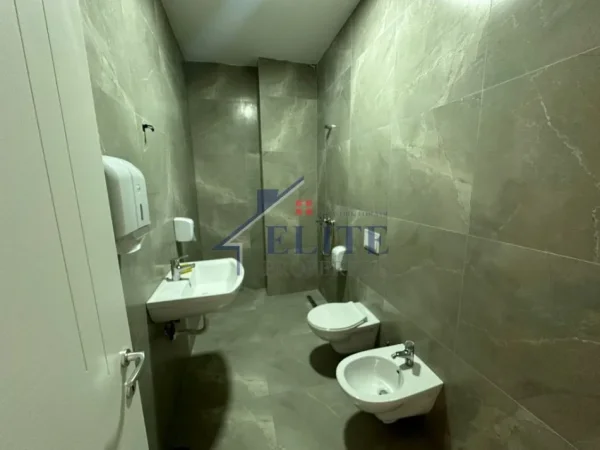 Tirane, shitet apartament 3+1+Ballkon Kati 20, 159 m² 437.250 € (Rruga e Kavajes)