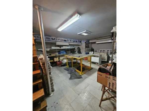 Durres, jepet me qera ambjent biznesi Kati 0, 43 m² 450 € (pallati i sportit)