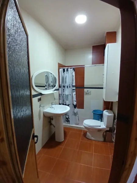 Tirane, jepet me qera apartament 3+1 Kati 6, 94 m² 450 € (JEPET ME QERA APARTAMENTI 3+1 TEK KRYQEZIMI I RRUGES SE DURRESIT)