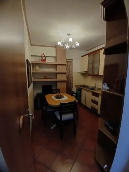 Tirane, jepet me qera apartament 3+1 Kati 6, 94 m² 450 € (JEPET ME QERA APARTAMENTI 3+1 TEK KRYQEZIMI I RRUGES SE DURRESIT)