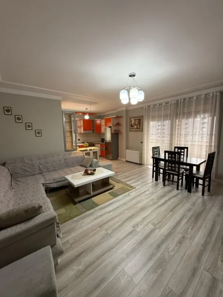 Tirane, jepet me qera apartament 2+1+Ballkon Kati 6, 140 m² 800 € (Komuna e Parisit)