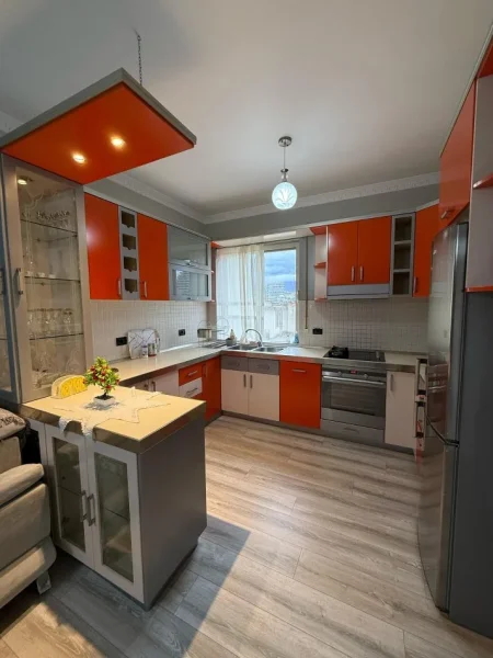 Tirane, jepet me qera apartament 2+1+Ballkon Kati 6, 140 m² 800 € (Komuna e Parisit)