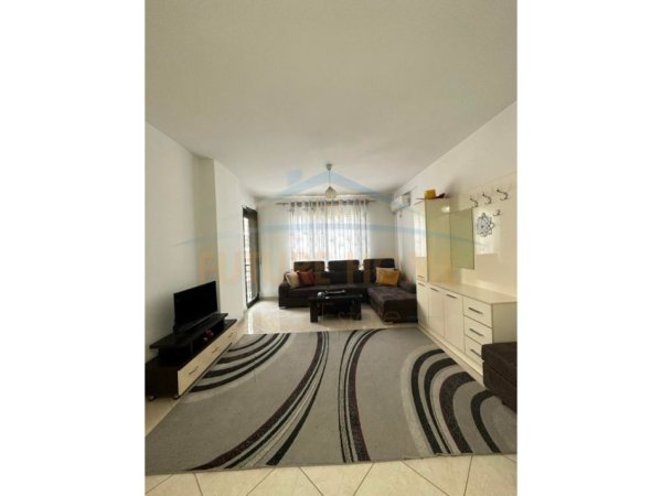 Tirane, jepet me qera apartament 2+1+Ballkon Kati 4, 95 m² 450 € (Prane Bar Ales)