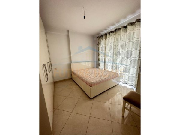 Tirane, jepet me qera apartament 2+1+Ballkon Kati 4, 95 m² 450 € (Prane Bar Ales)