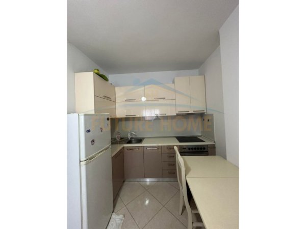 Tirane, jepet me qera apartament 2+1+Ballkon Kati 4, 95 m² 450 € (Prane Bar Ales)