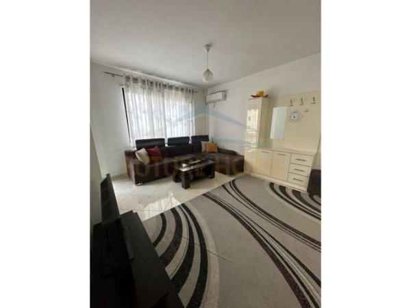 Tirane, jepet me qera apartament 2+1+Ballkon Kati 4, 95 m² 450 € (Prane Bar Ales)
