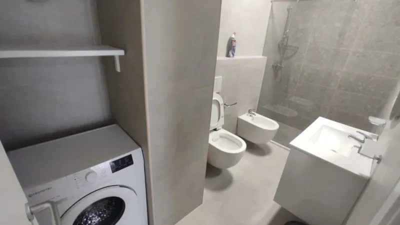 Tirane, jepet me qera apartament 1+1+Ballkon Kati 5, 55 m² 600 € (Xhamia e Tabakeve, prane Klinikes Glozheni)