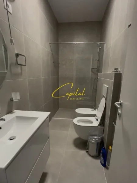 Tirane, jepet me qera apartament 2+1 Kati 7, 120 m² 1.000 € (ALI DEMI)