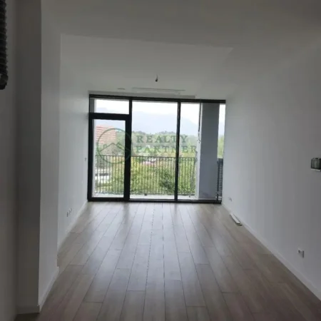 Tirane, jepet me qera ambjent biznesi Kati 1, 94 m² 1.200 € (Lake View Residence)