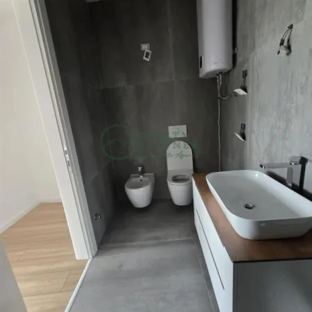 Tirane, jepet me qera ambjent biznesi Kati 1, 94 m² 1.200 € (Lake View Residence)