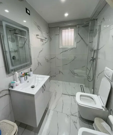 Tirane, jepet me qera apartament 1+1+Aneks Kati 1, 50 m² 500 € (rruga e kavajes)