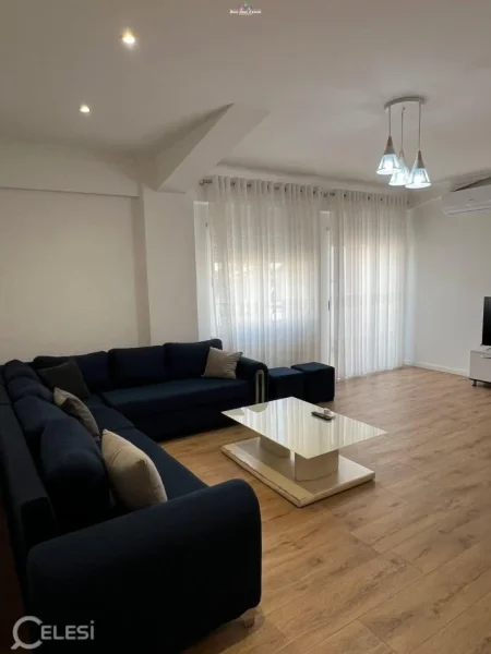 Tirane, jepet me qera apartament 1+1+Ballkon Kati 5, 80 m² 400 € (fresku)